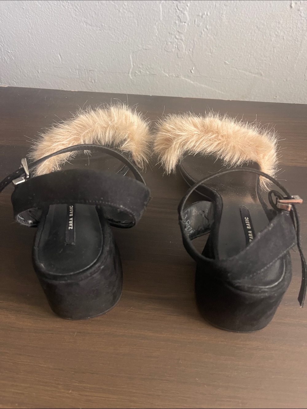 Zara Black Block Heel Sandals with Beige Fur Accent - Picture 2 of 4
